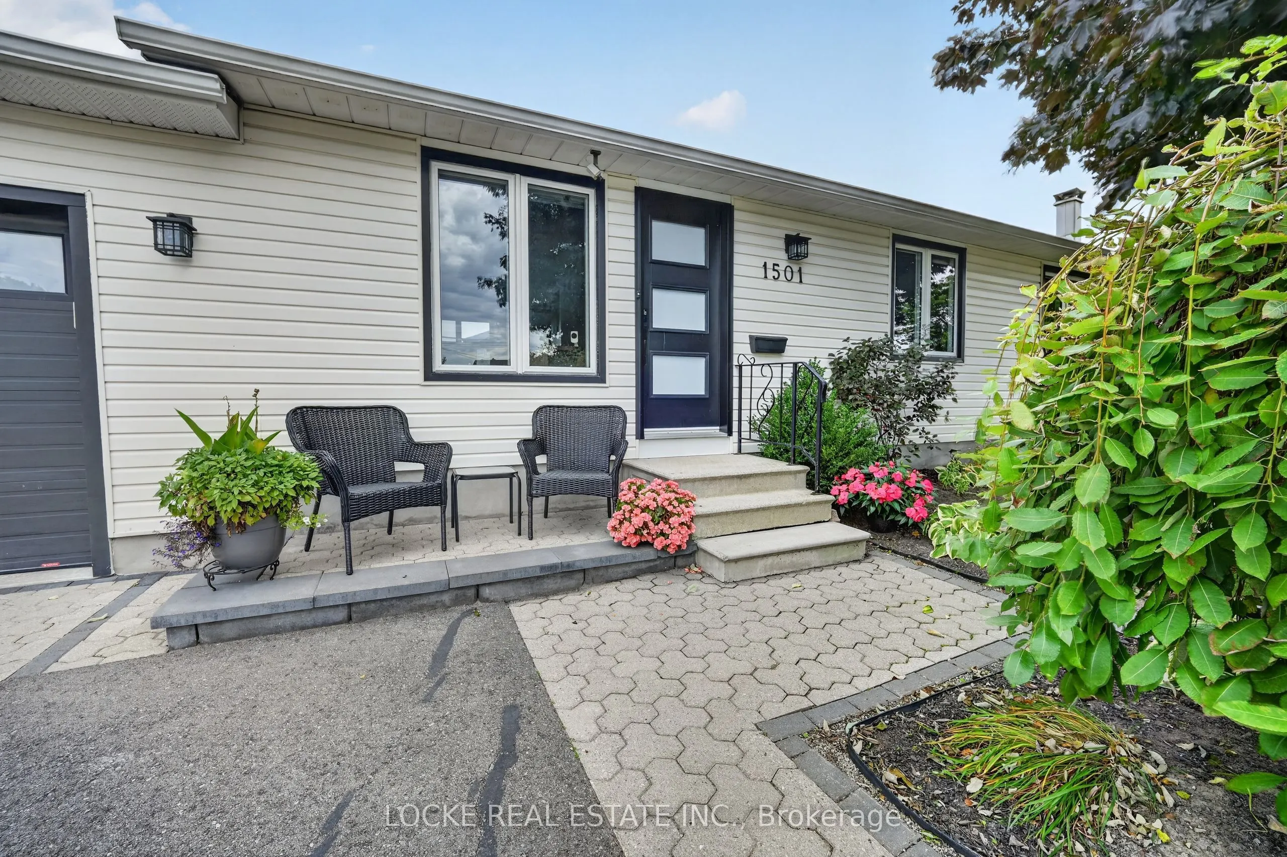 1501 Queenswood Crescent