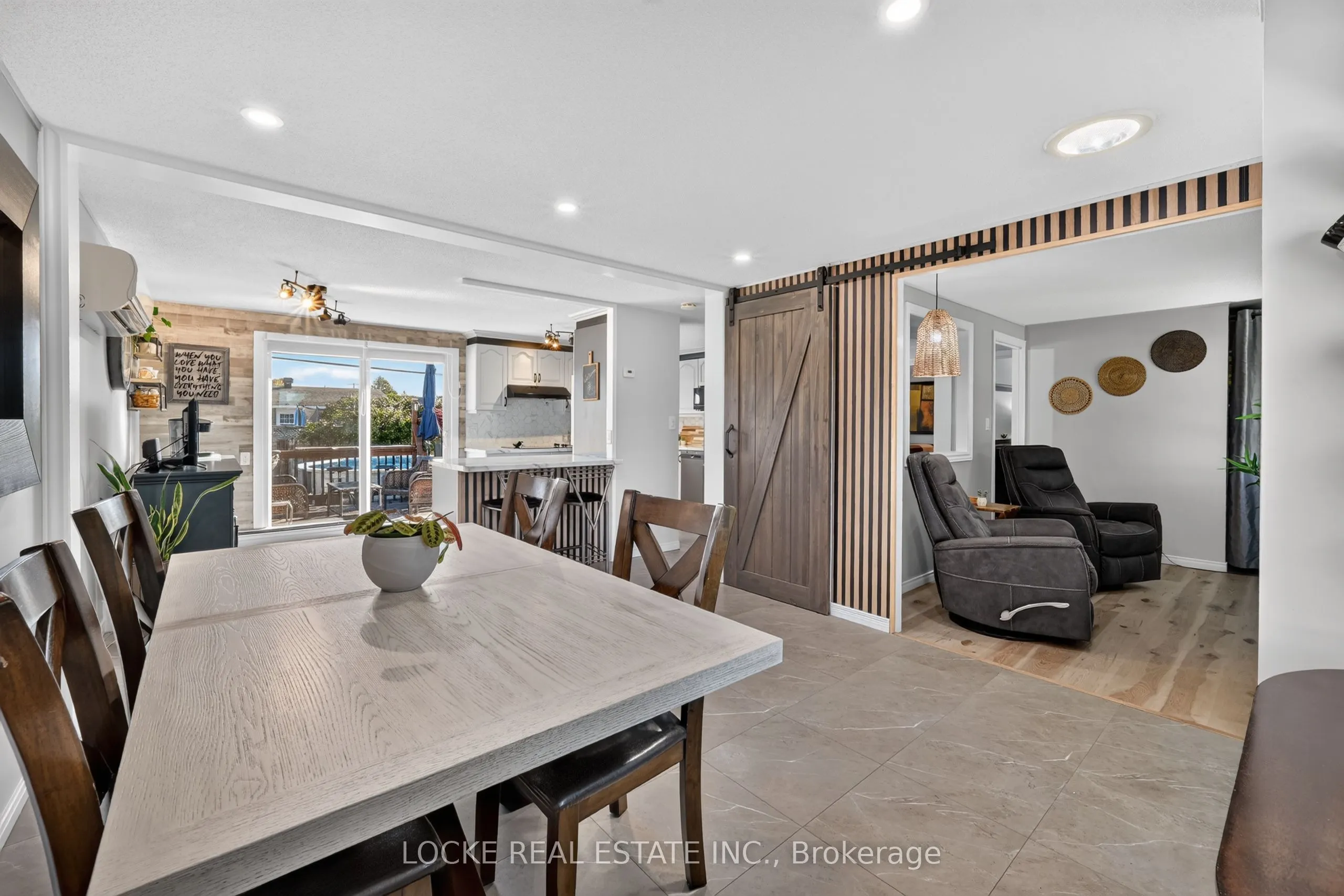 1501 Queenswood Crescent