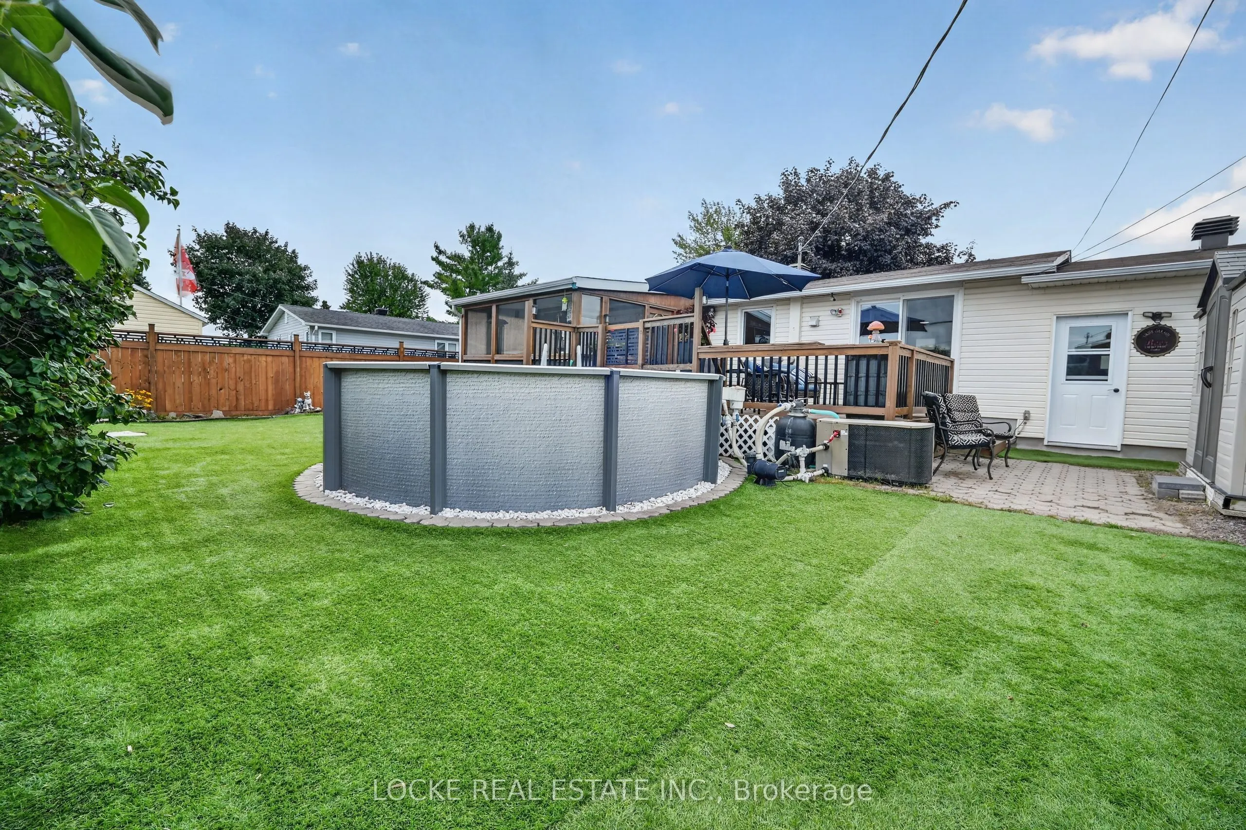 1501 Queenswood Crescent