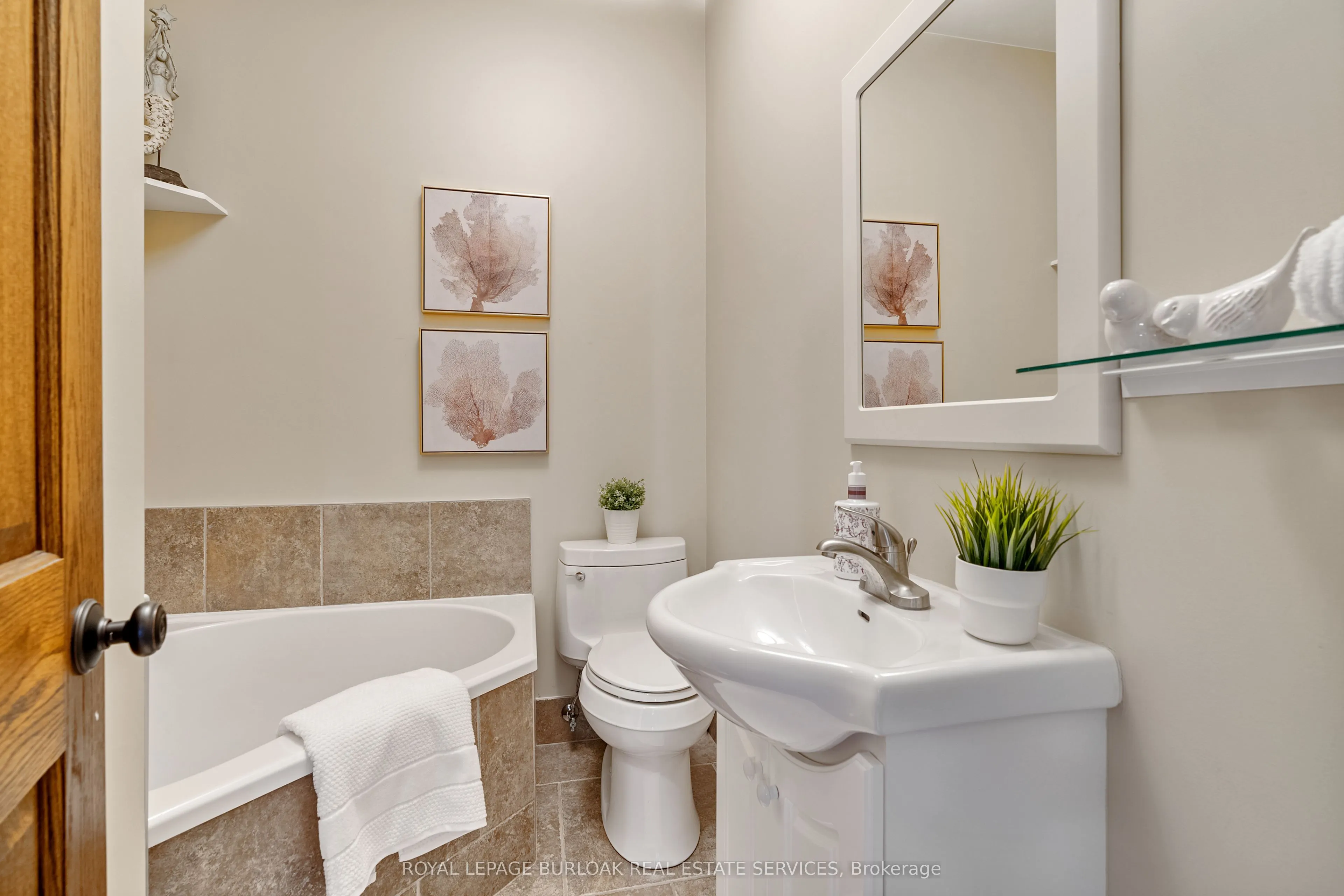 107 Catharine Street S #Main Floor
