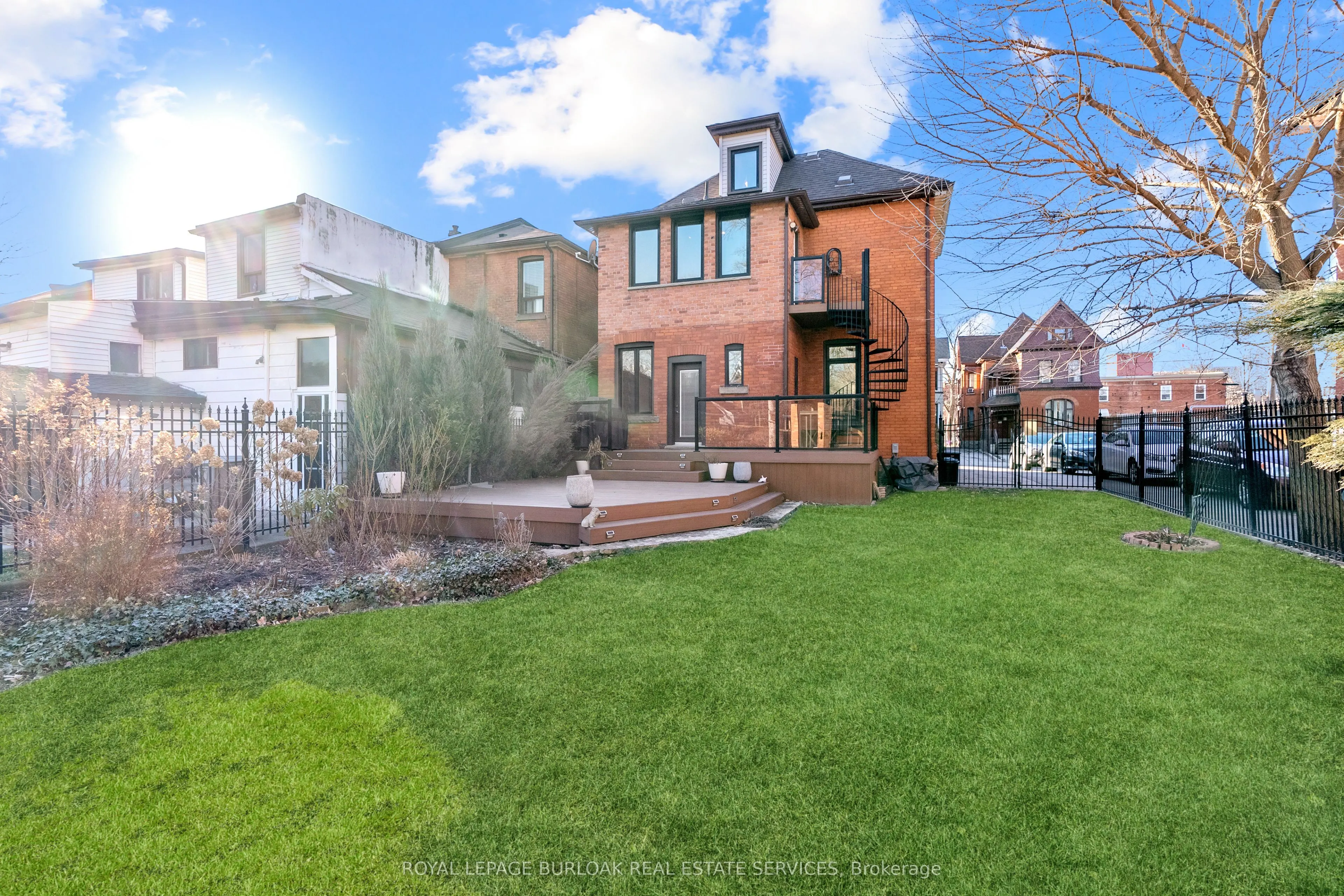 107 Catharine Street S #Main Floor