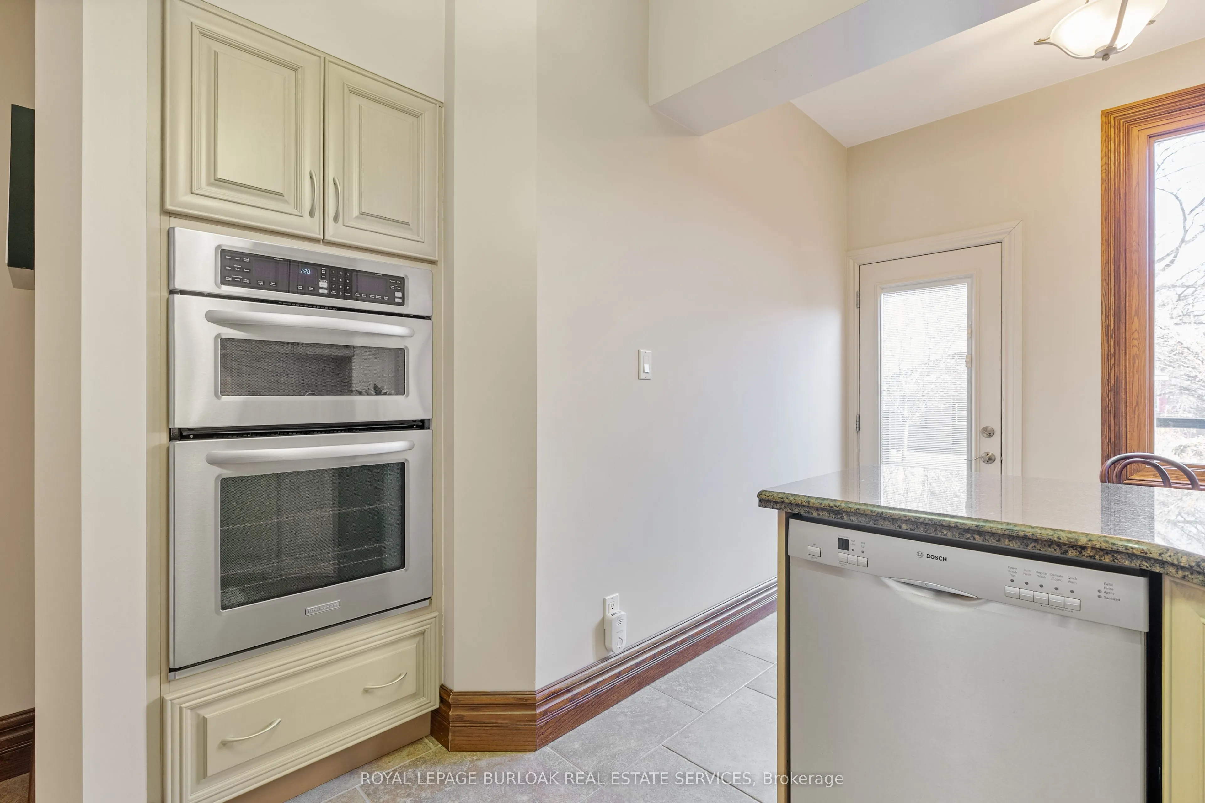 107 Catharine Street S #Main Floor