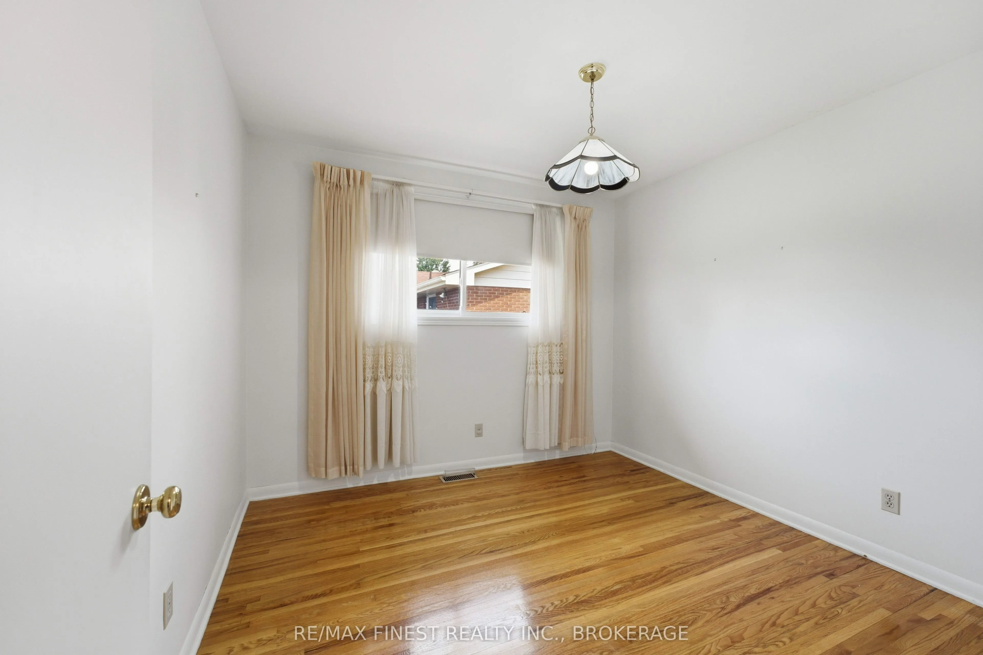 746 Laidlaw Crescent