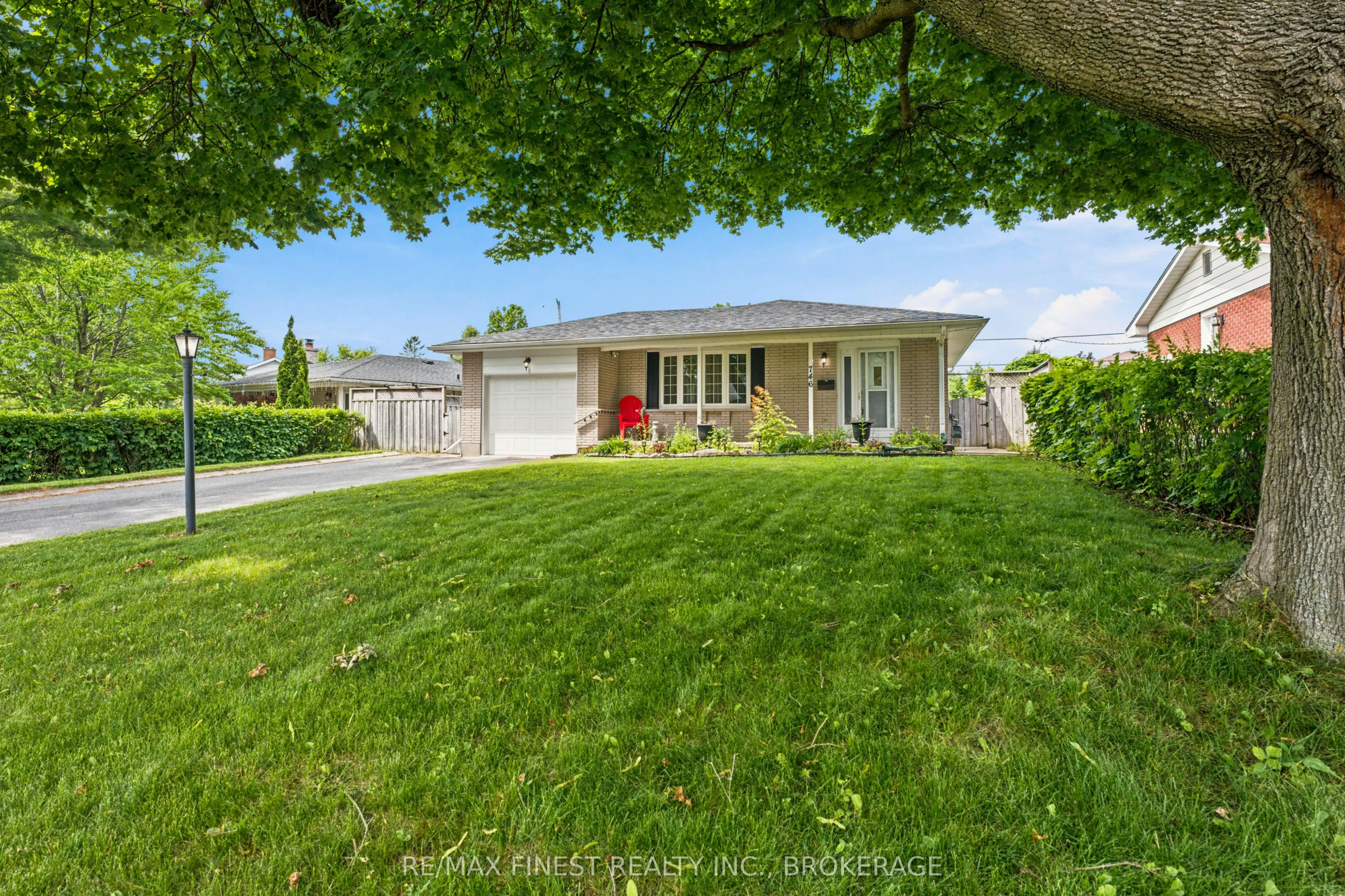 746 Laidlaw Crescent
