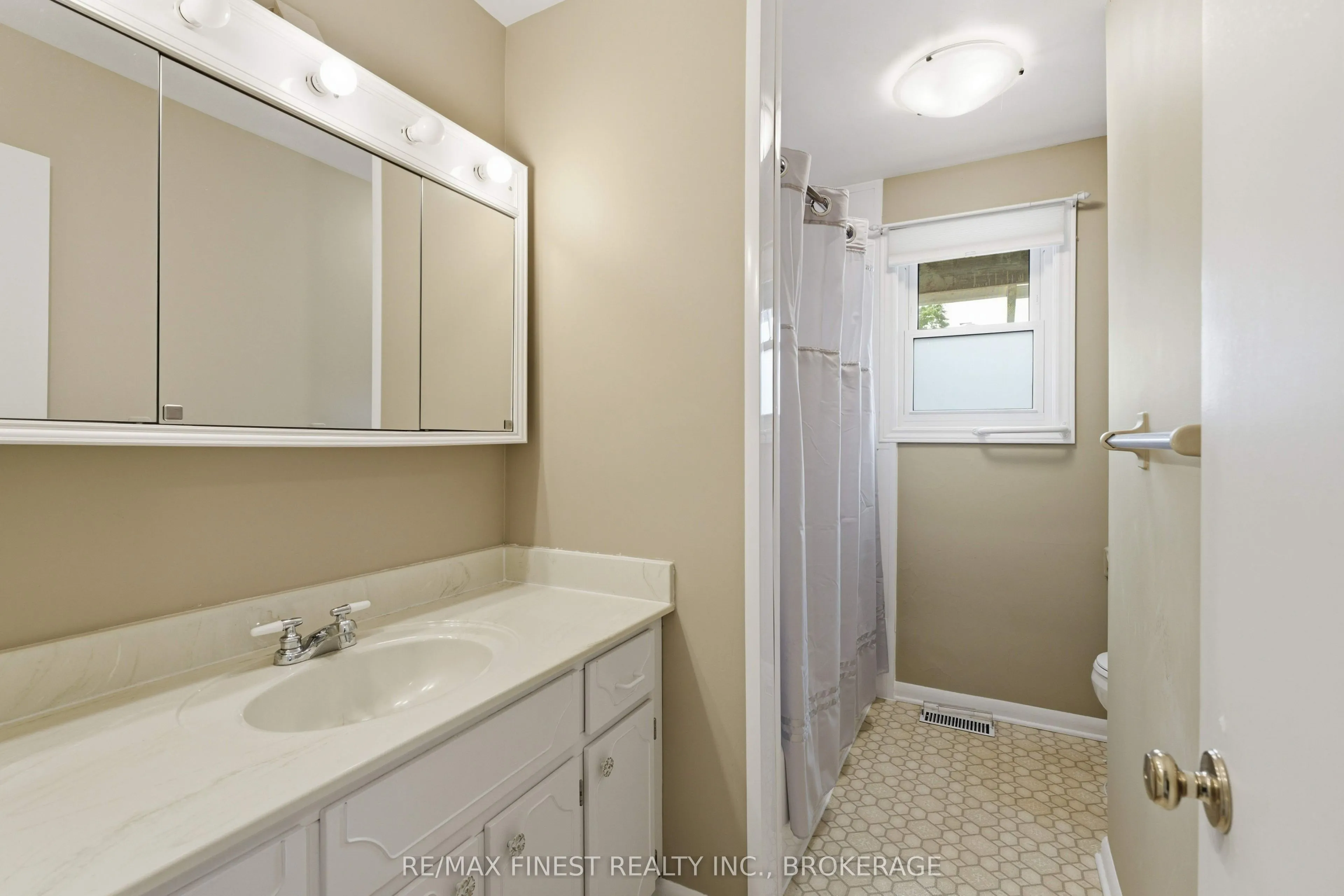 746 Laidlaw Crescent