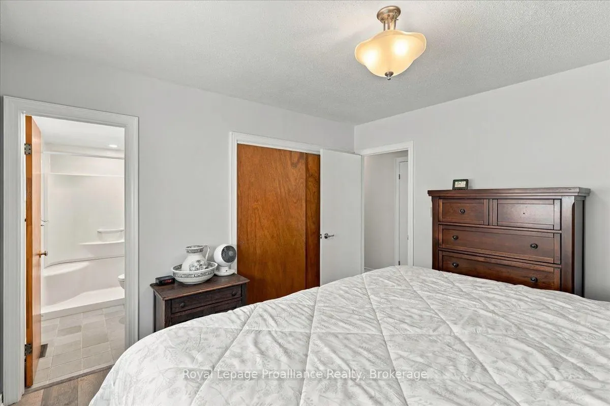 224 Dundas Street W