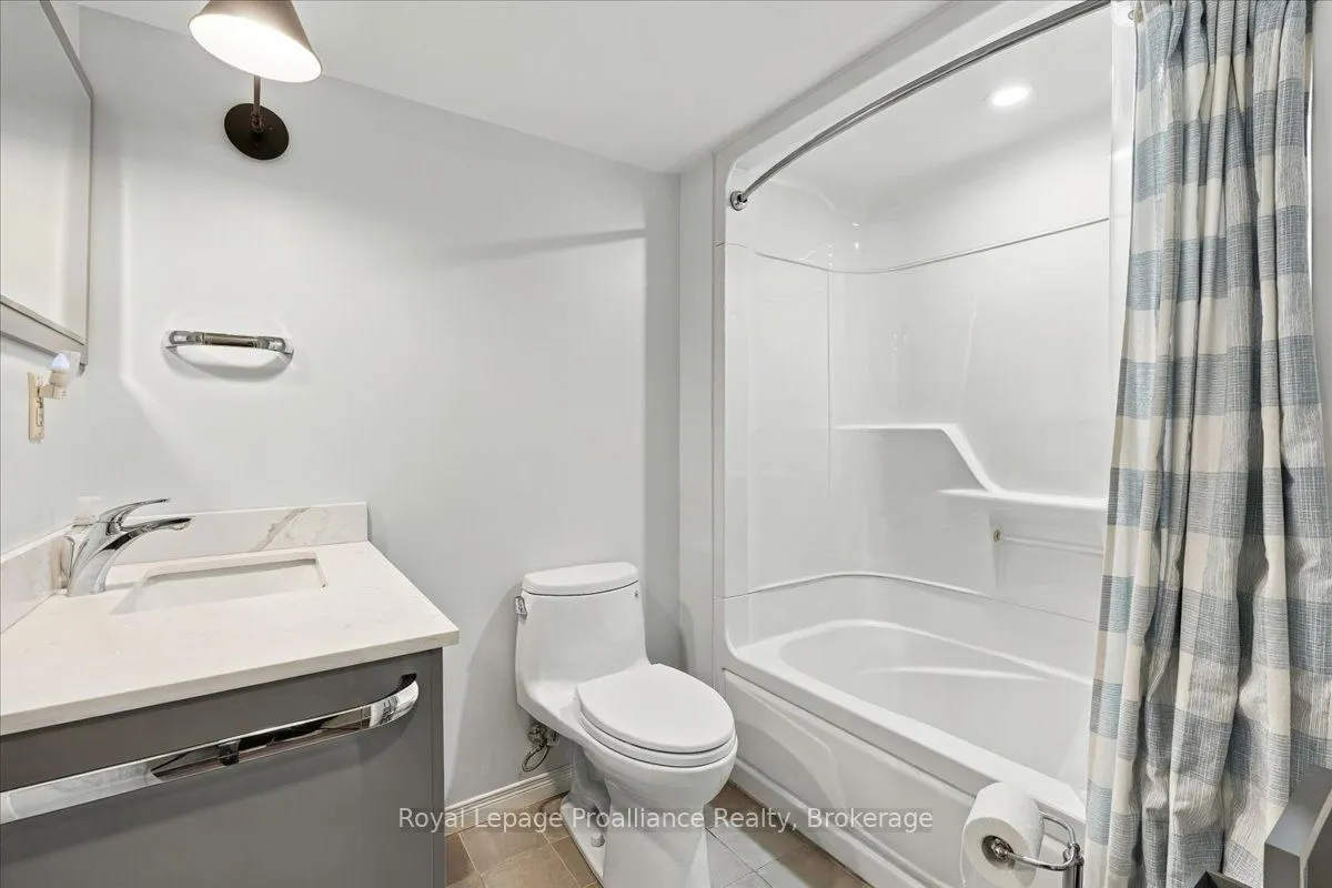 224 Dundas Street W