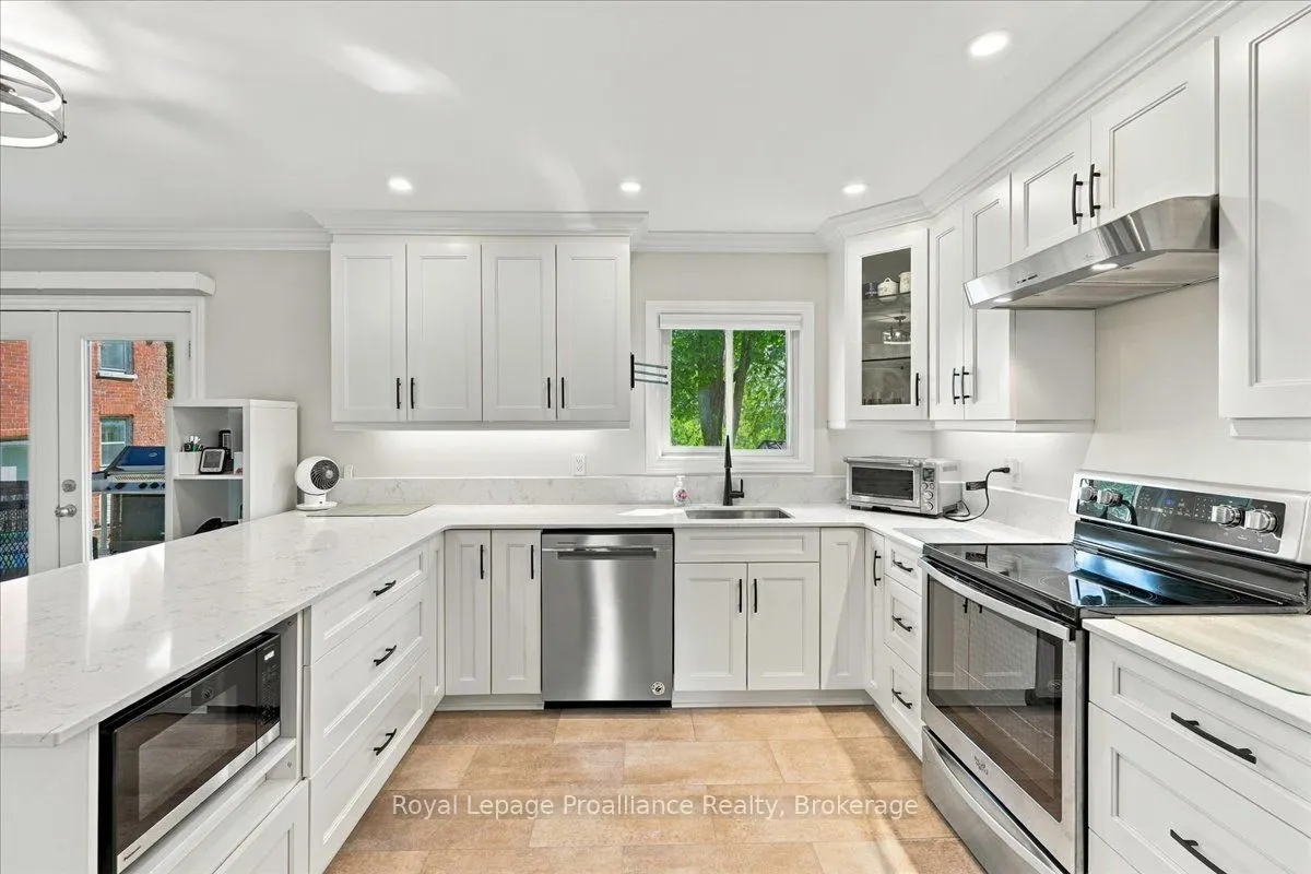 224 Dundas Street W