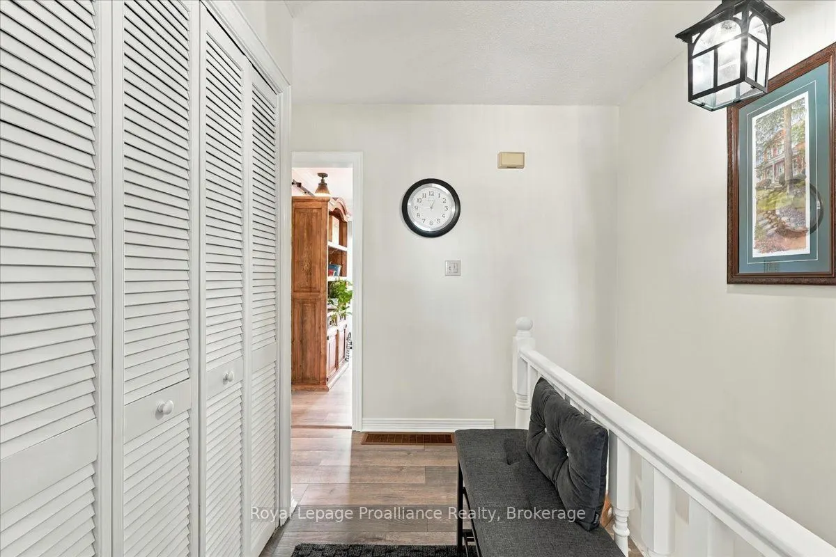 224 Dundas Street W