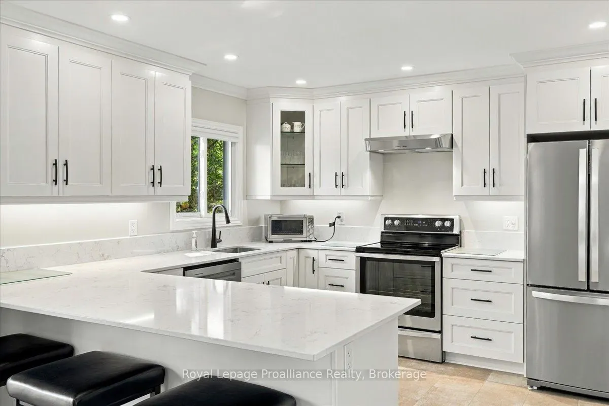 224 Dundas Street W