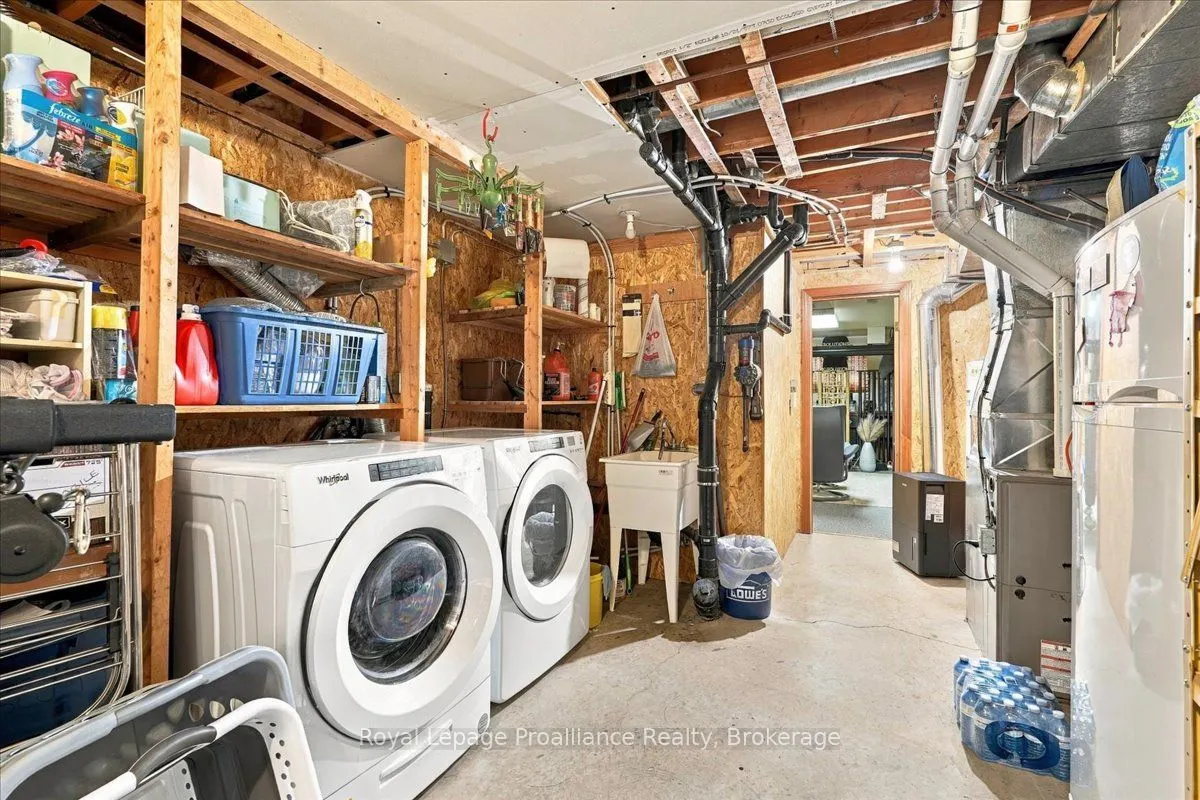 224 Dundas Street W