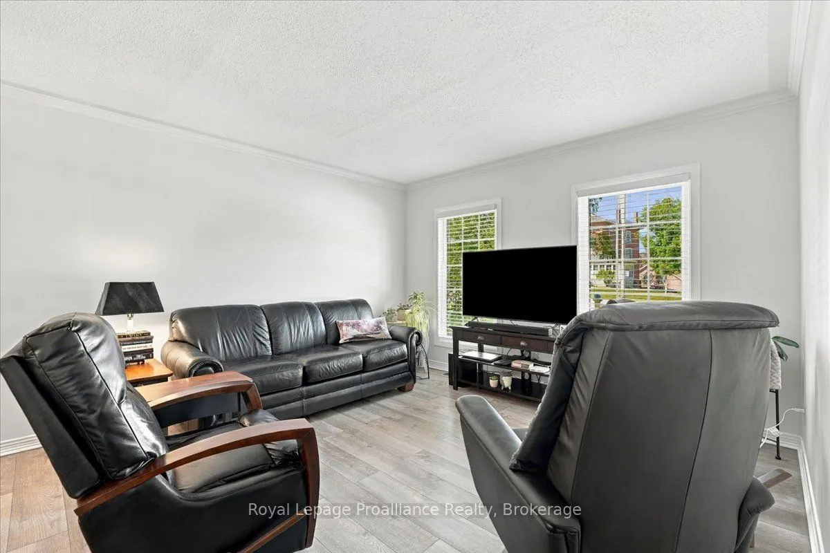 224 Dundas Street W