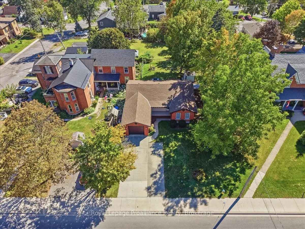 224 Dundas Street W