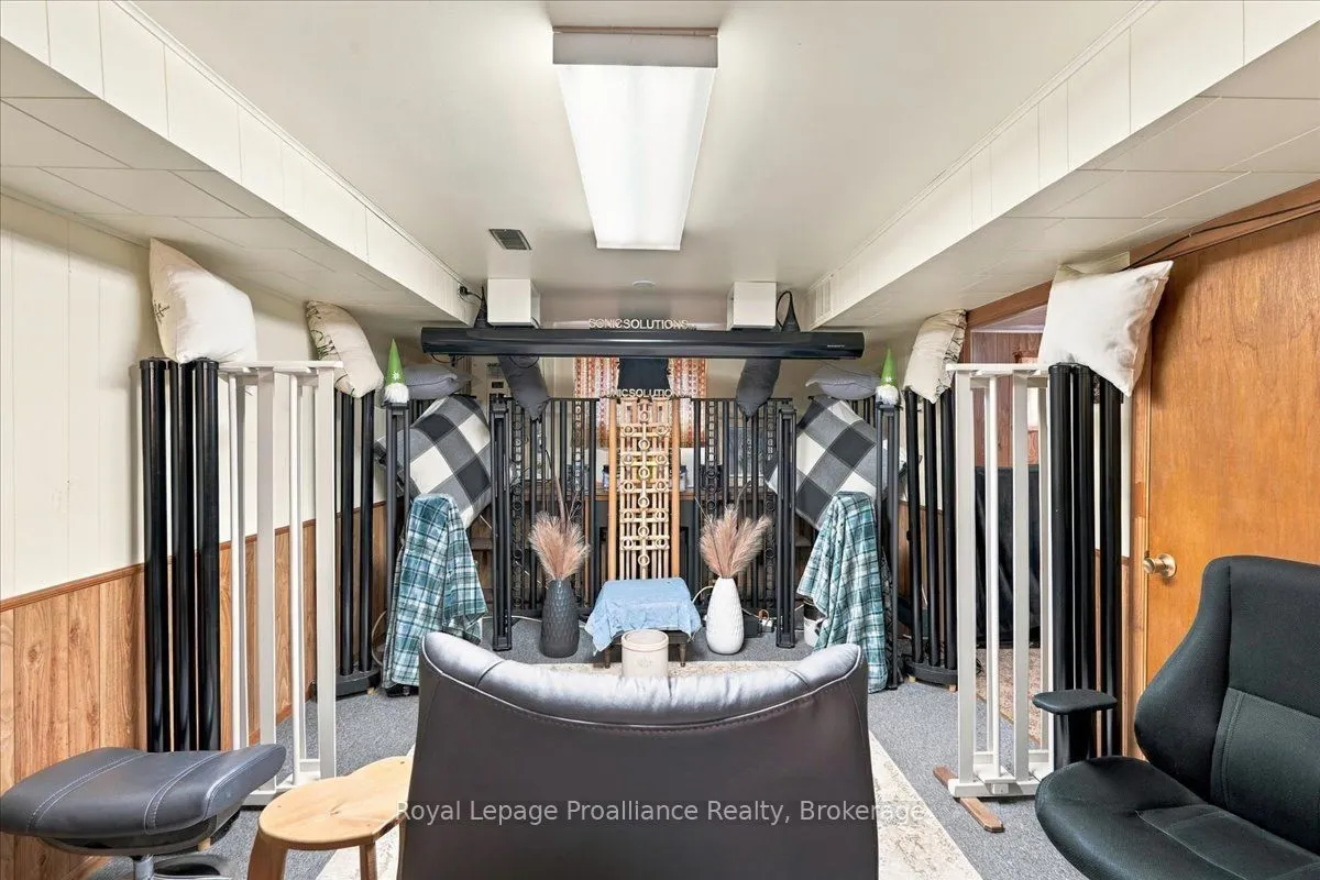 224 Dundas Street W