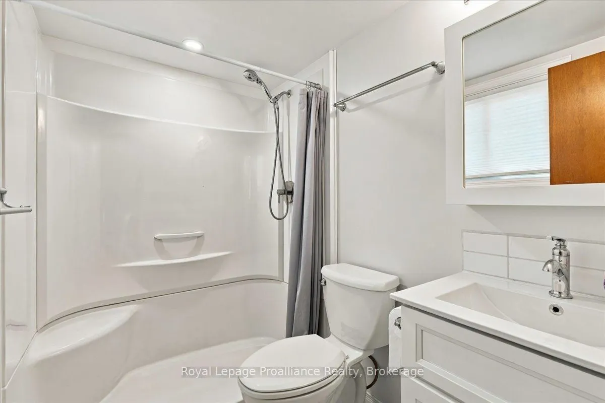 224 Dundas Street W