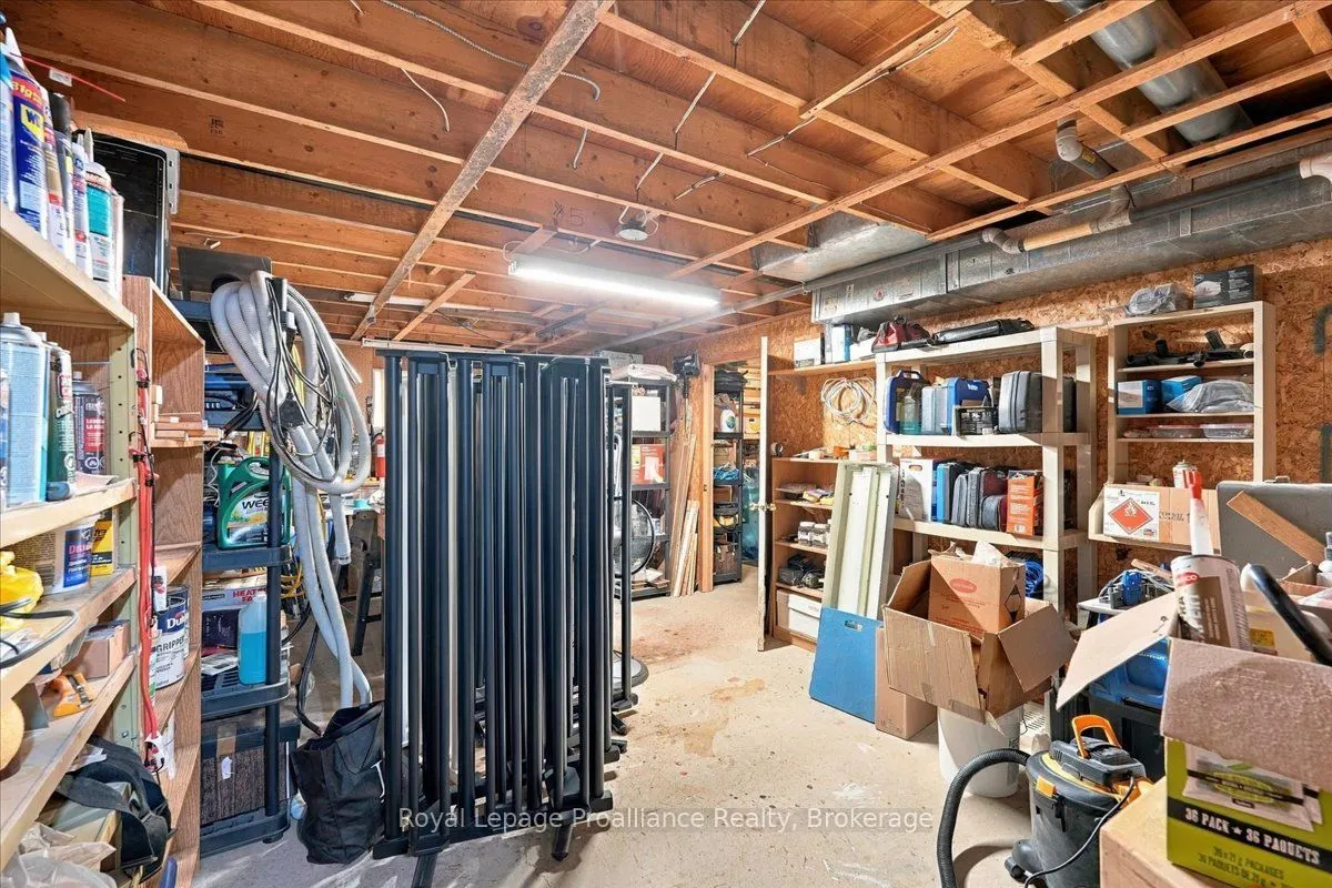 224 Dundas Street W