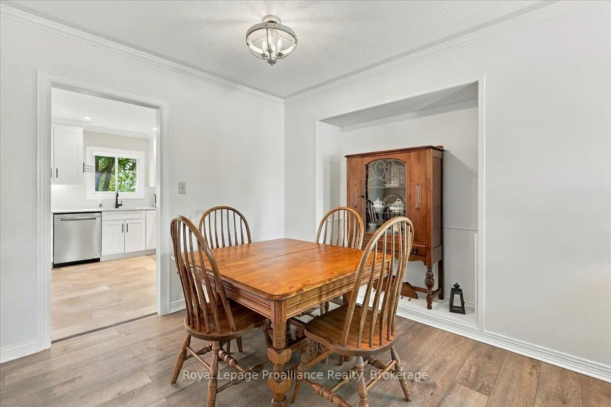 224 Dundas Street W