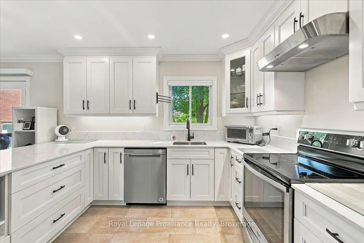 224 Dundas Street W