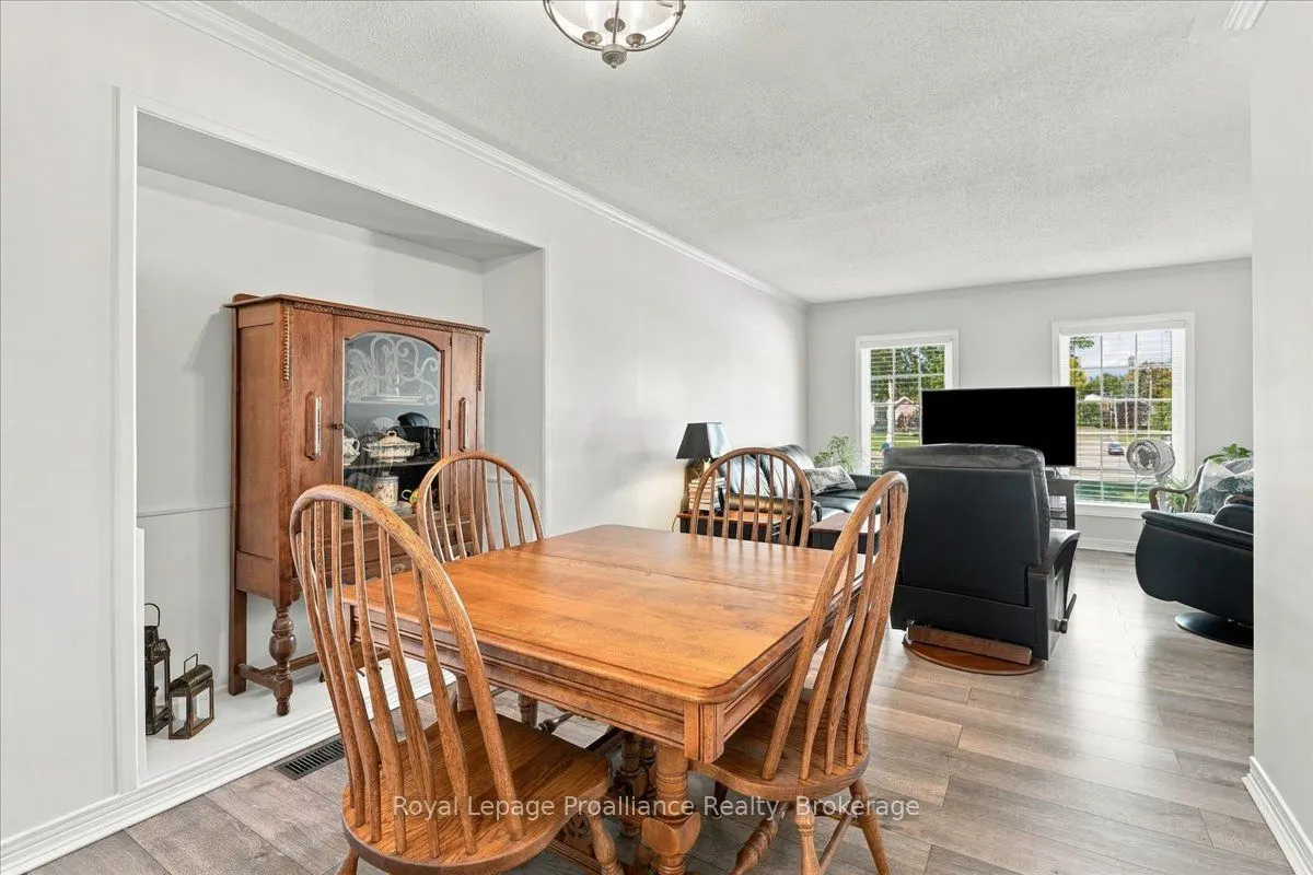 224 Dundas Street W