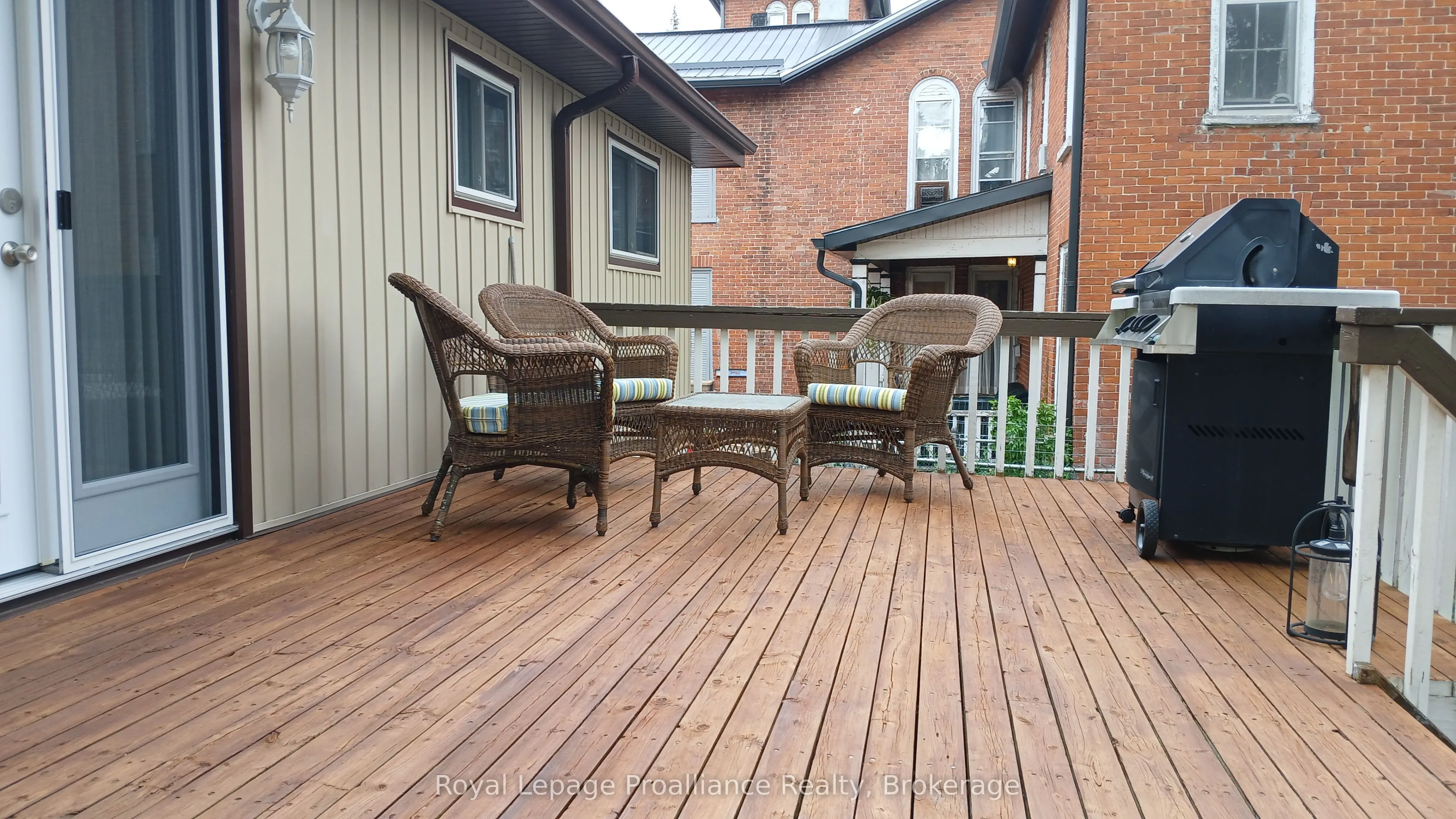 224 Dundas Street W