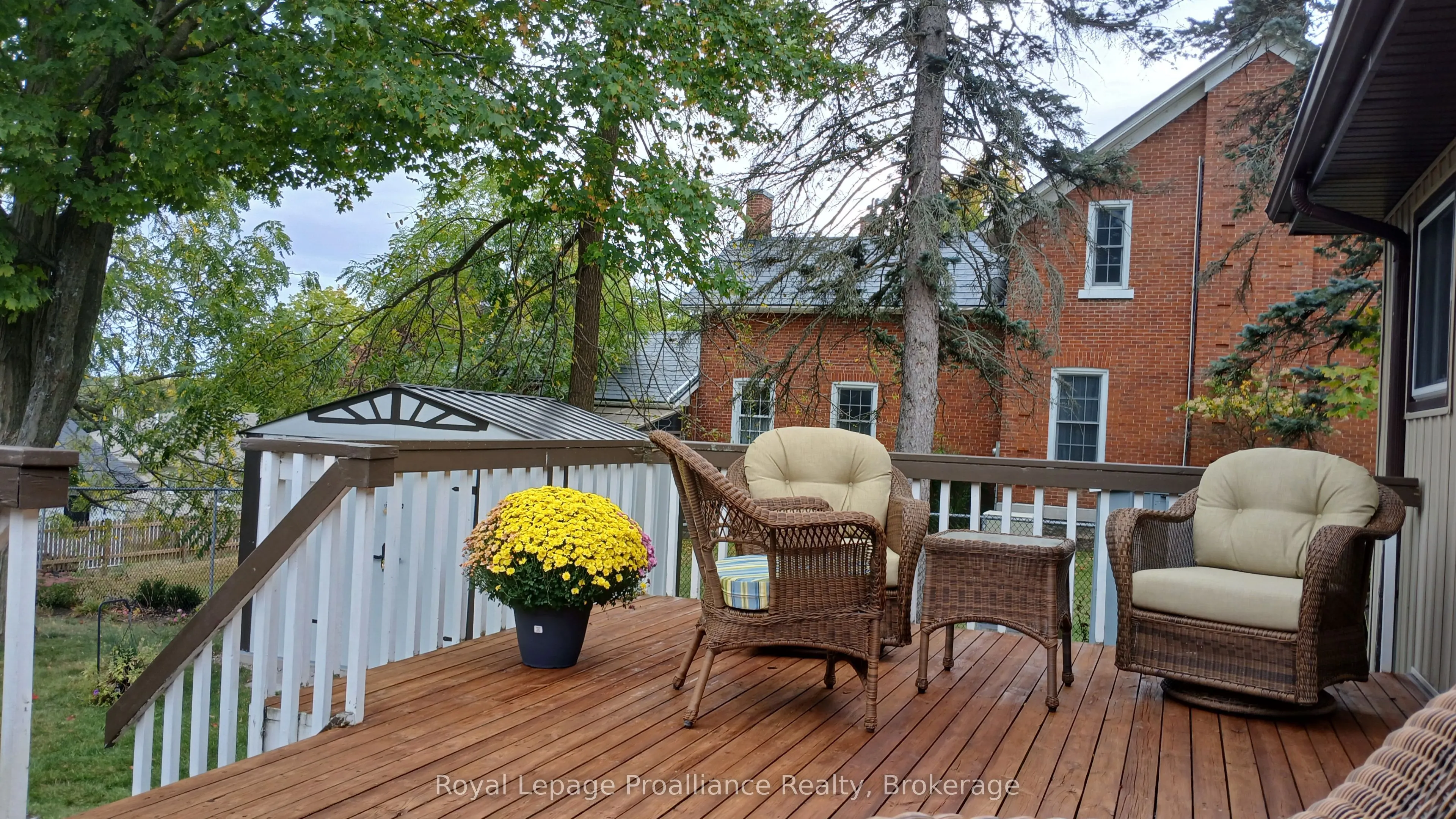 224 Dundas Street W