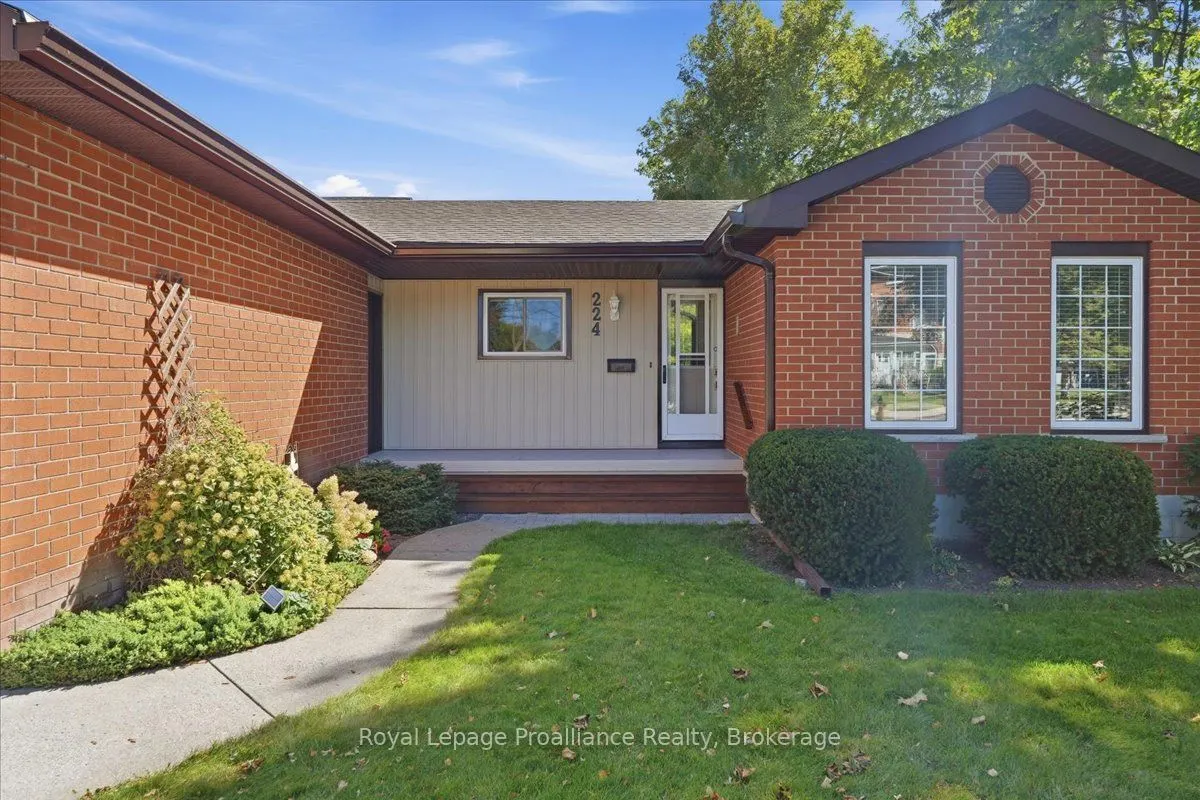 224 Dundas Street W