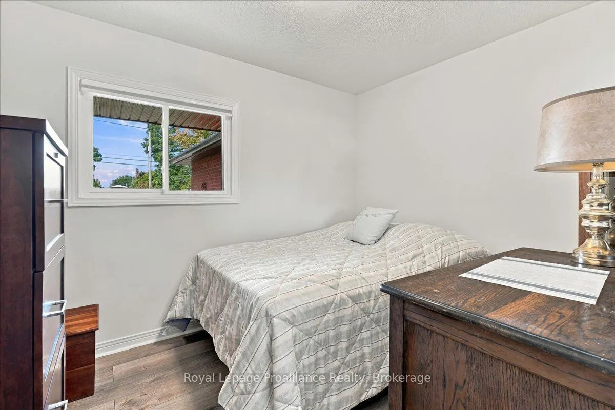 224 Dundas Street W