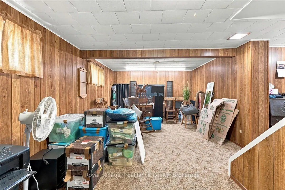 224 Dundas Street W