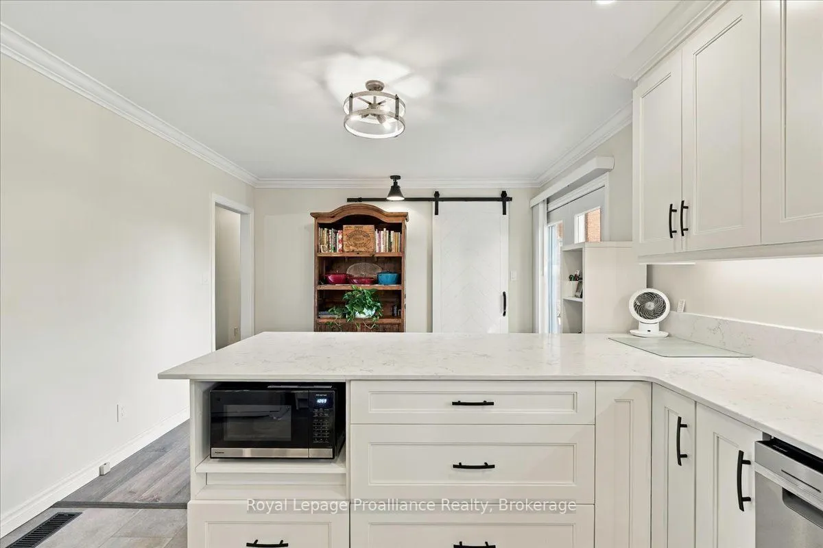 224 Dundas Street W