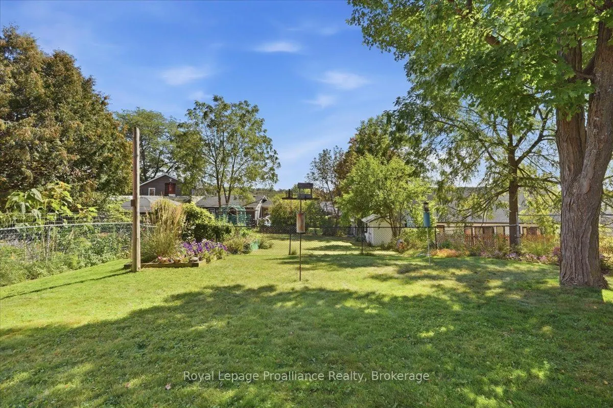 224 Dundas Street W