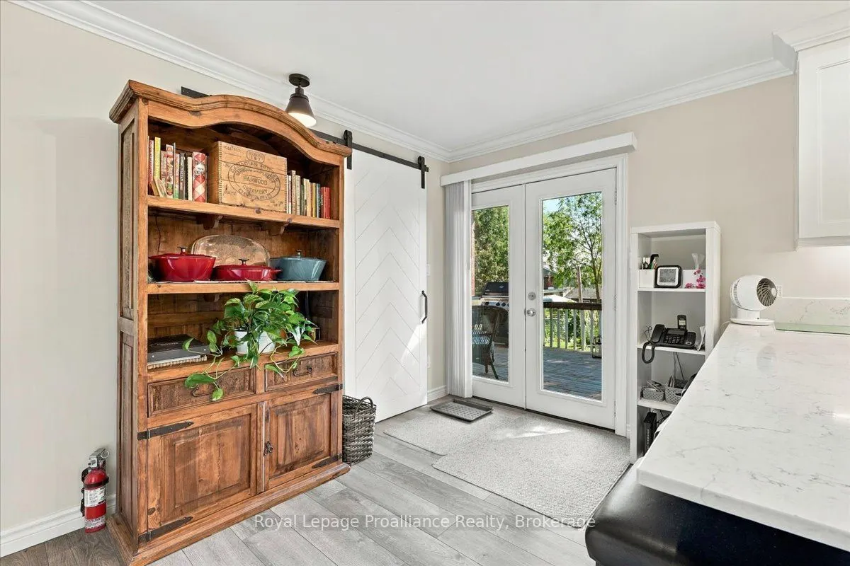 224 Dundas Street W