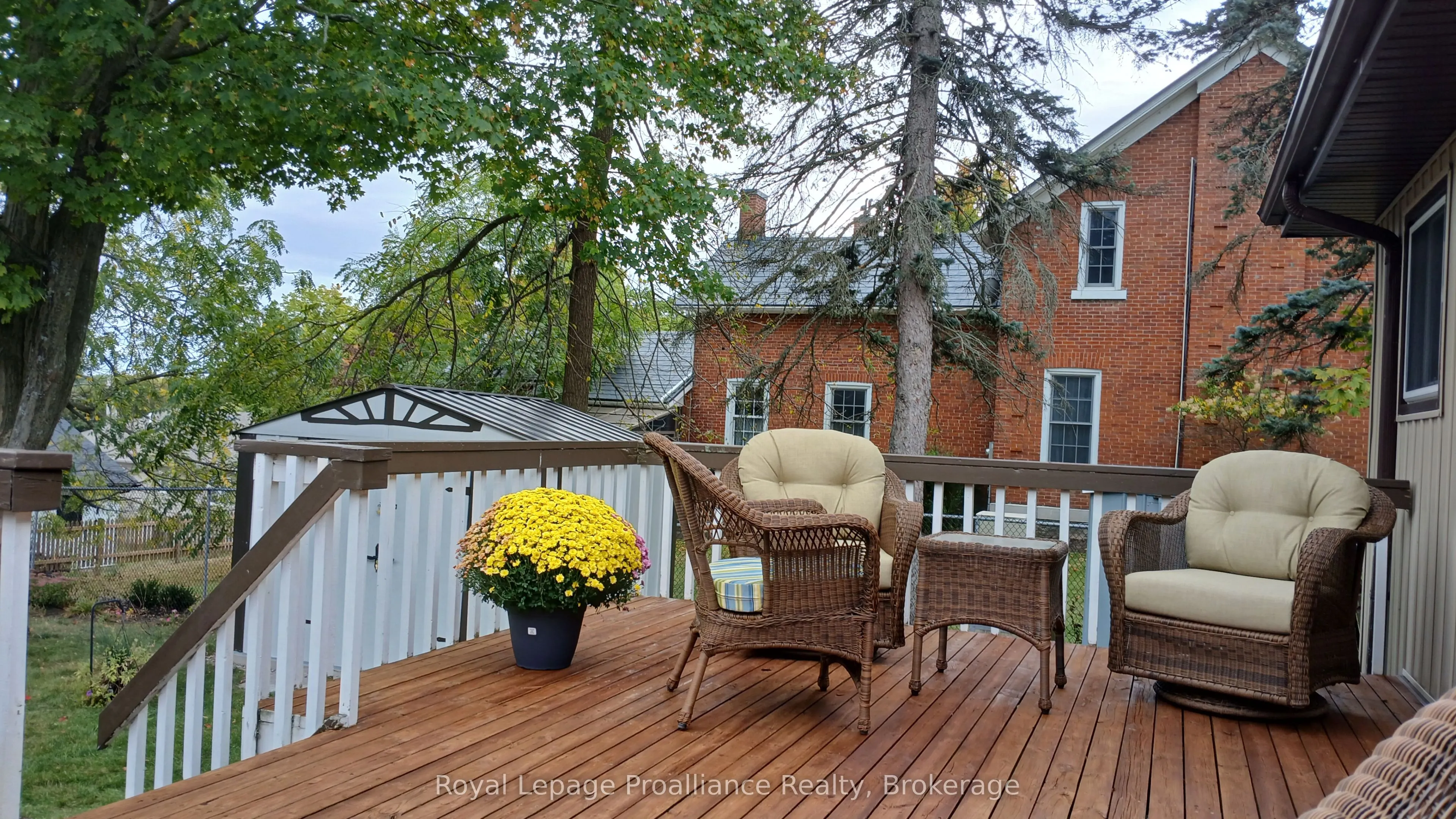 224 Dundas Street W
