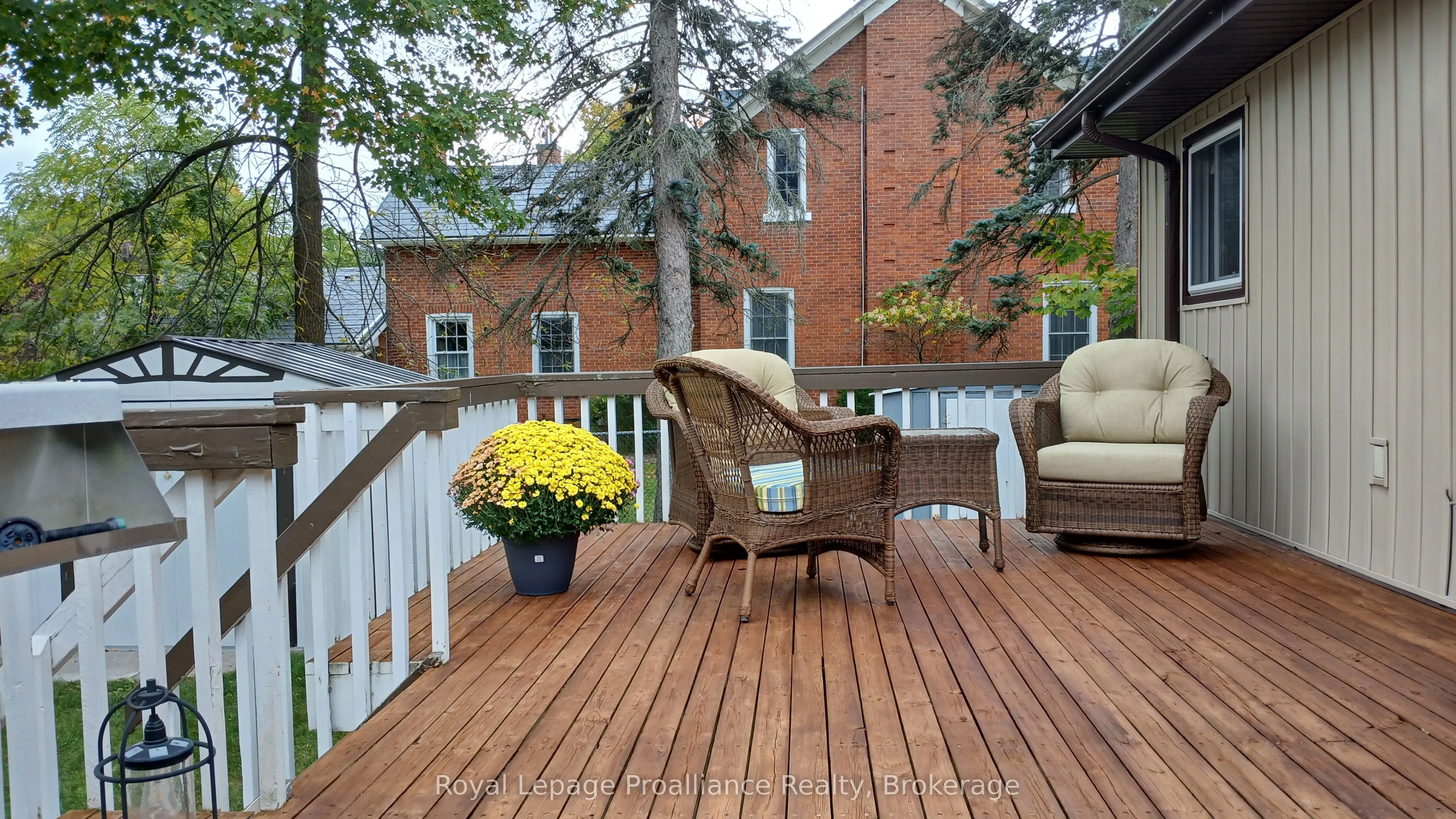 224 Dundas Street W