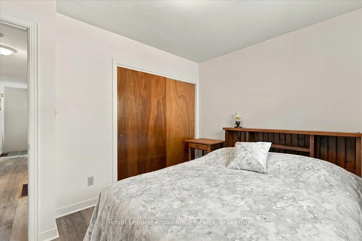224 Dundas Street W