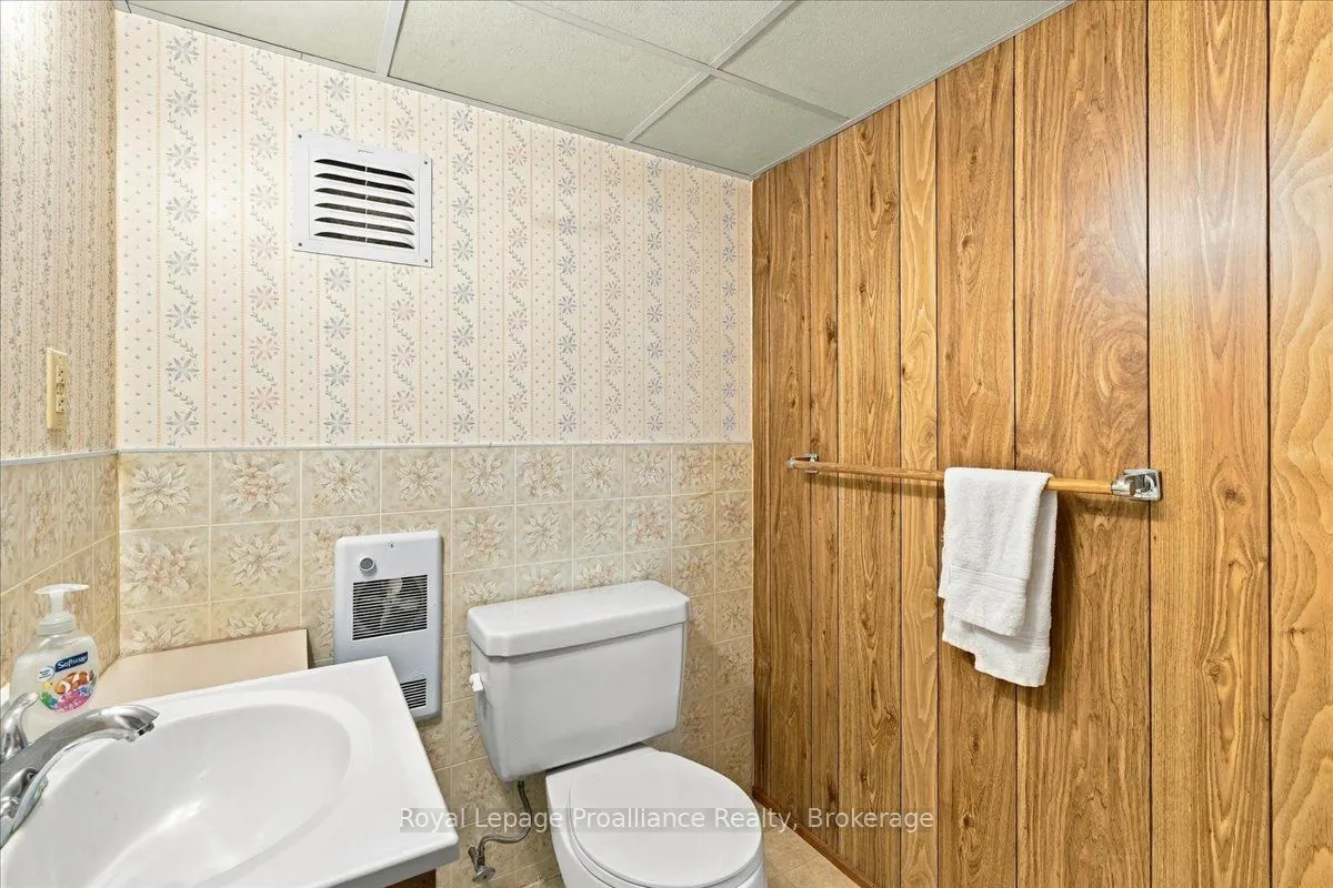 224 Dundas Street W