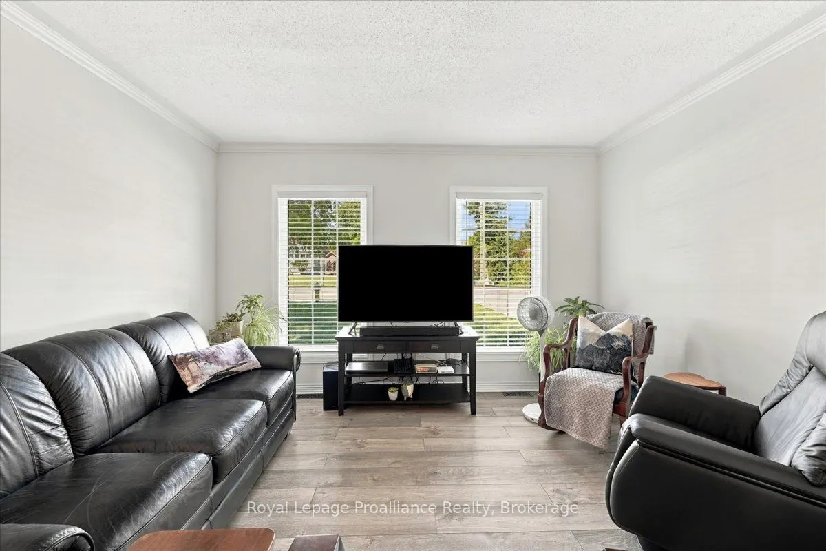 224 Dundas Street W