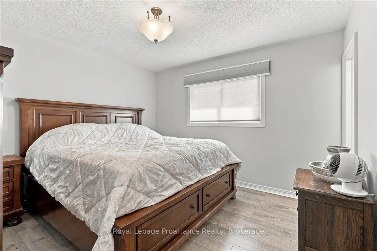 224 Dundas Street W