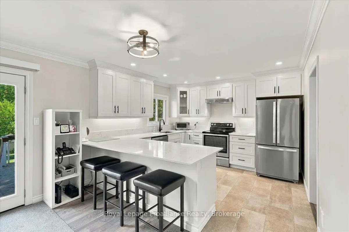 224 Dundas Street W