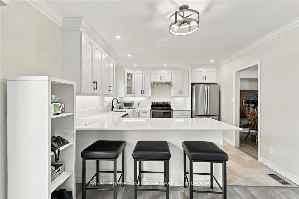 224 Dundas Street W
