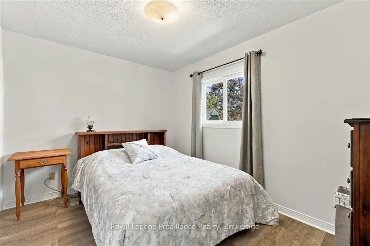 224 Dundas Street W