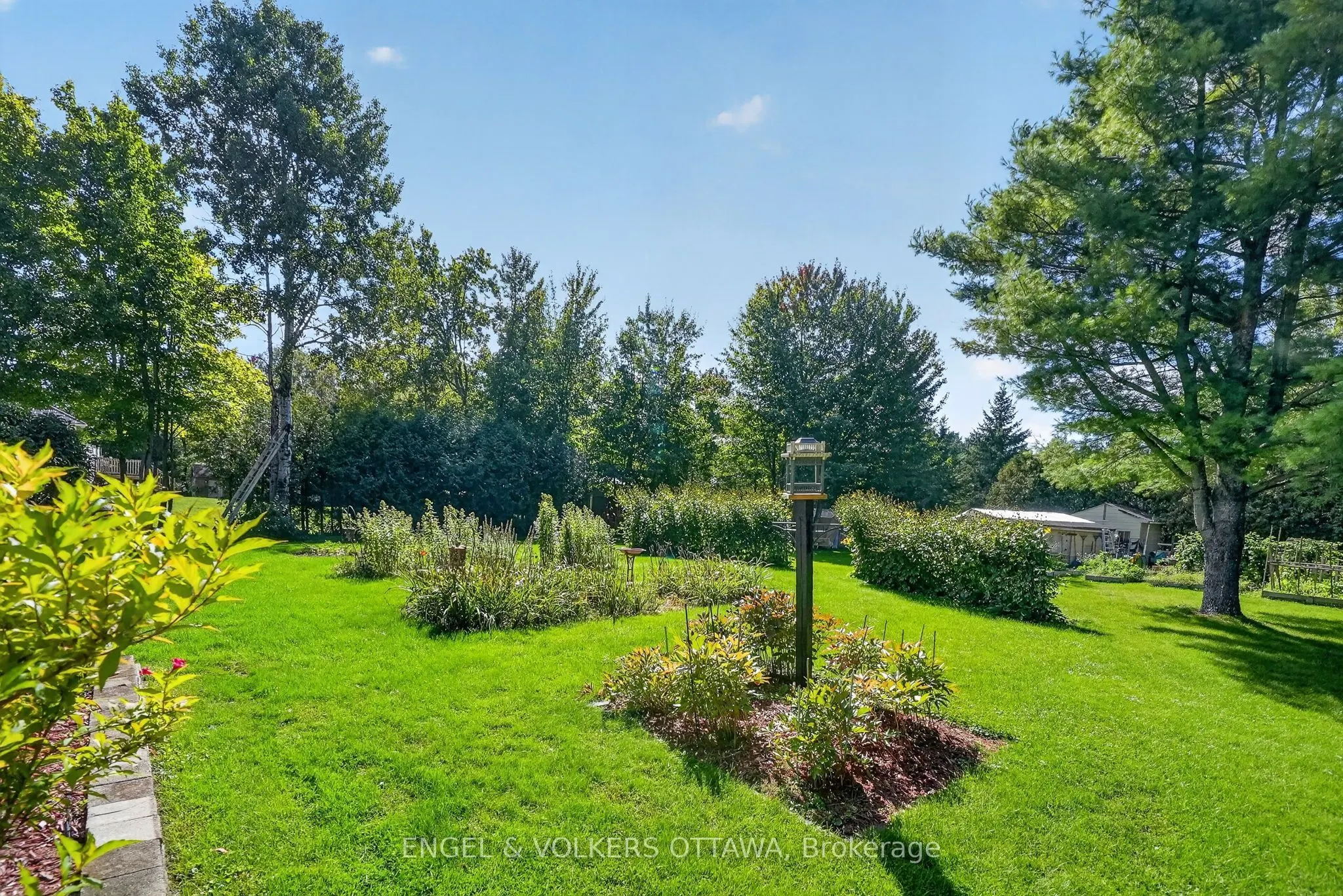 1124 Des Pommiers Street