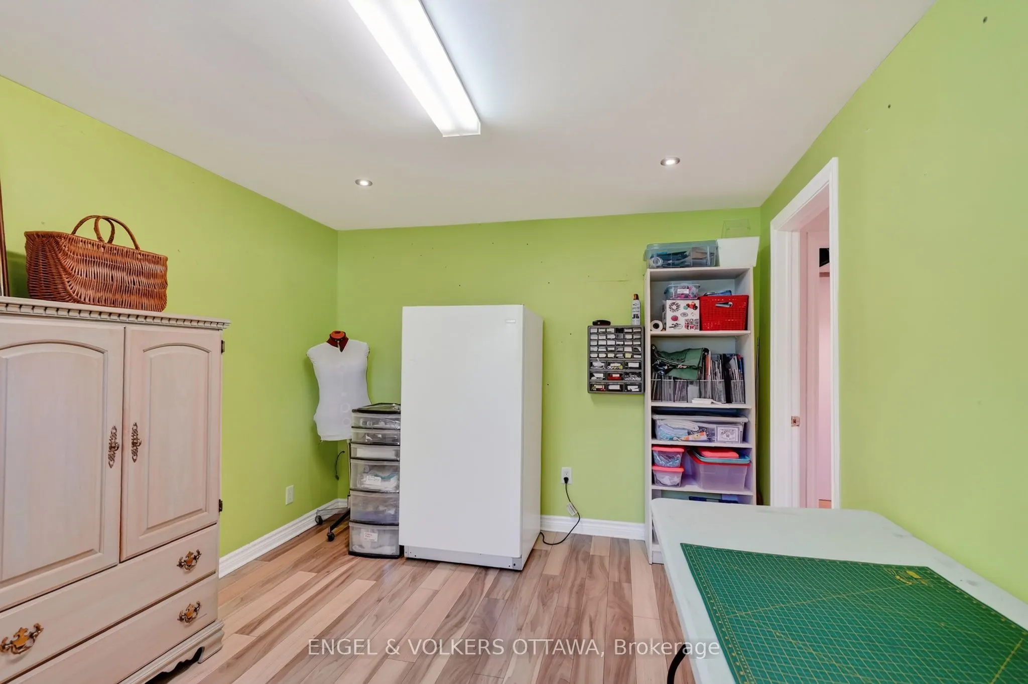 1124 Des Pommiers Street
