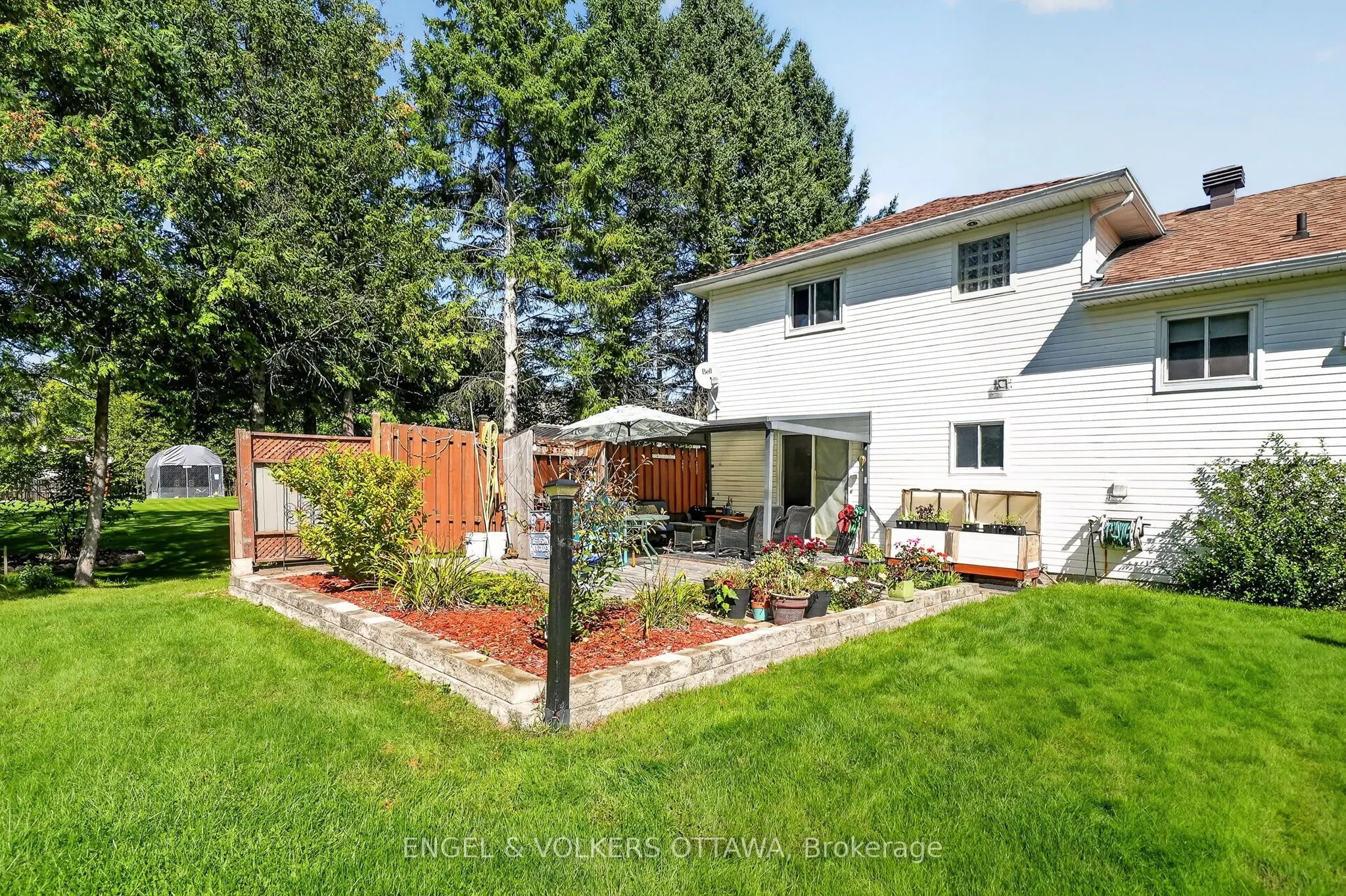 1124 Des Pommiers Street