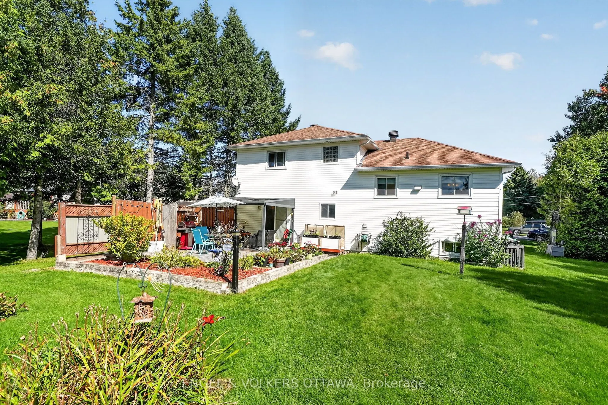 1124 Des Pommiers Street