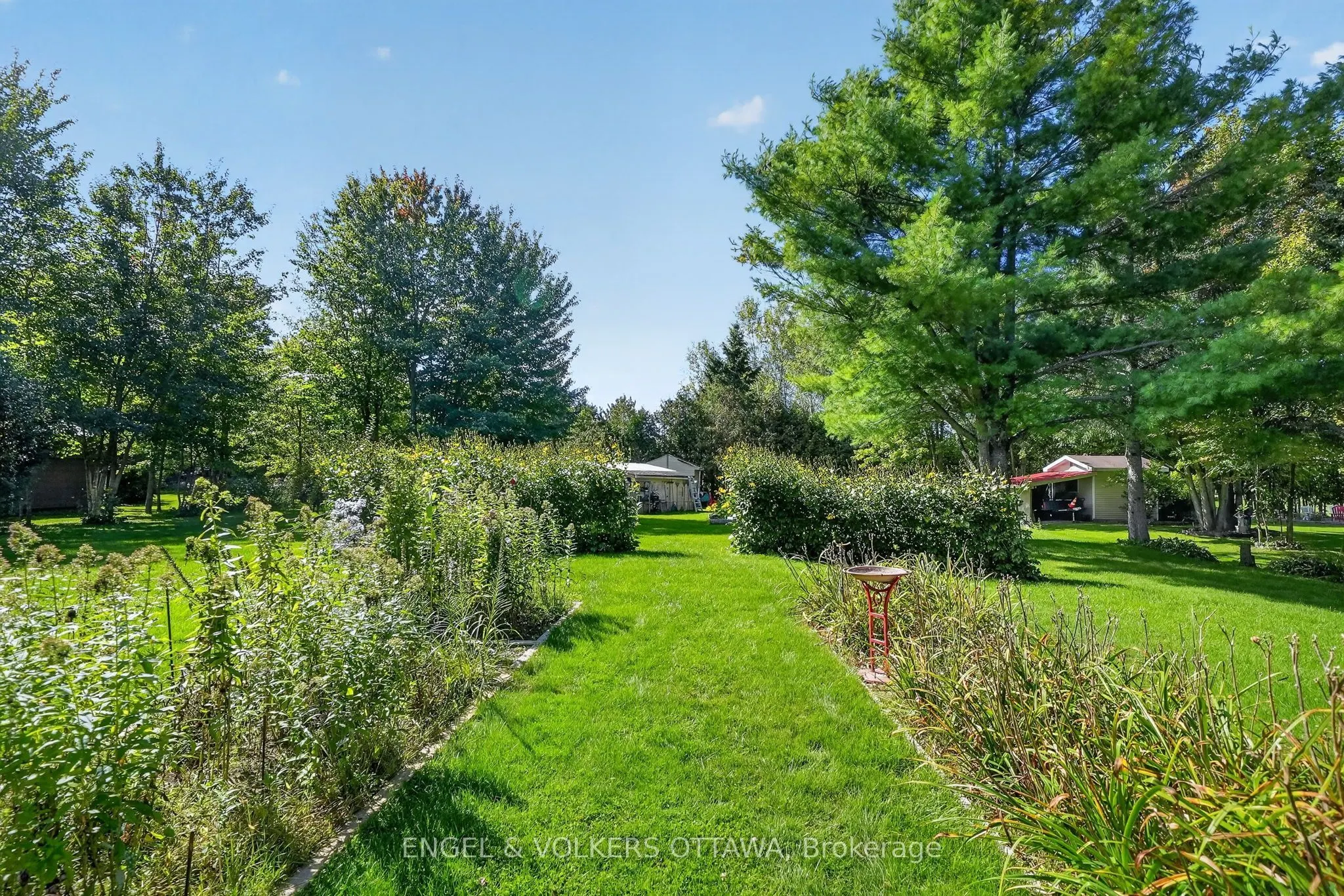 1124 Des Pommiers Street
