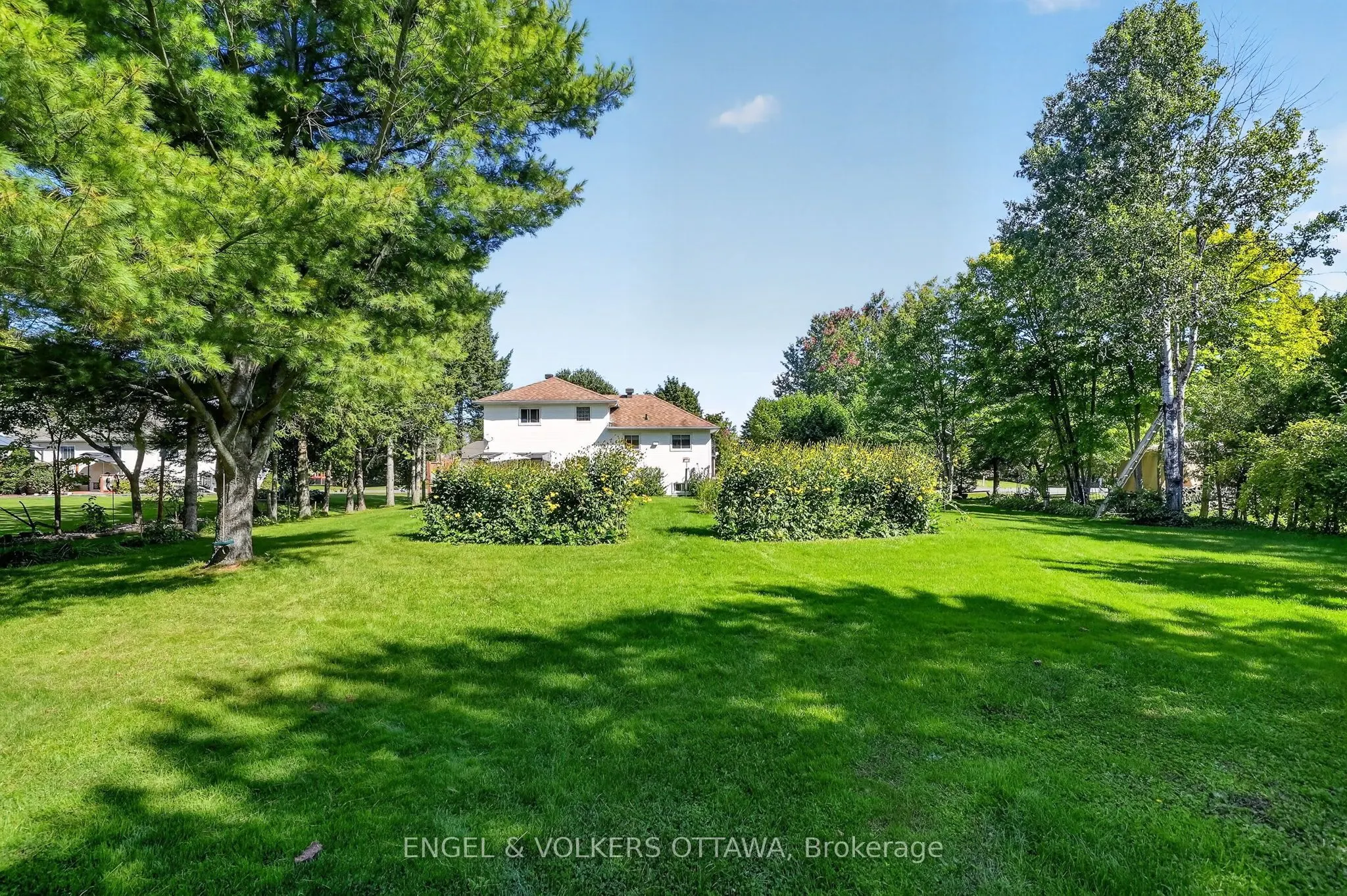 1124 Des Pommiers Street