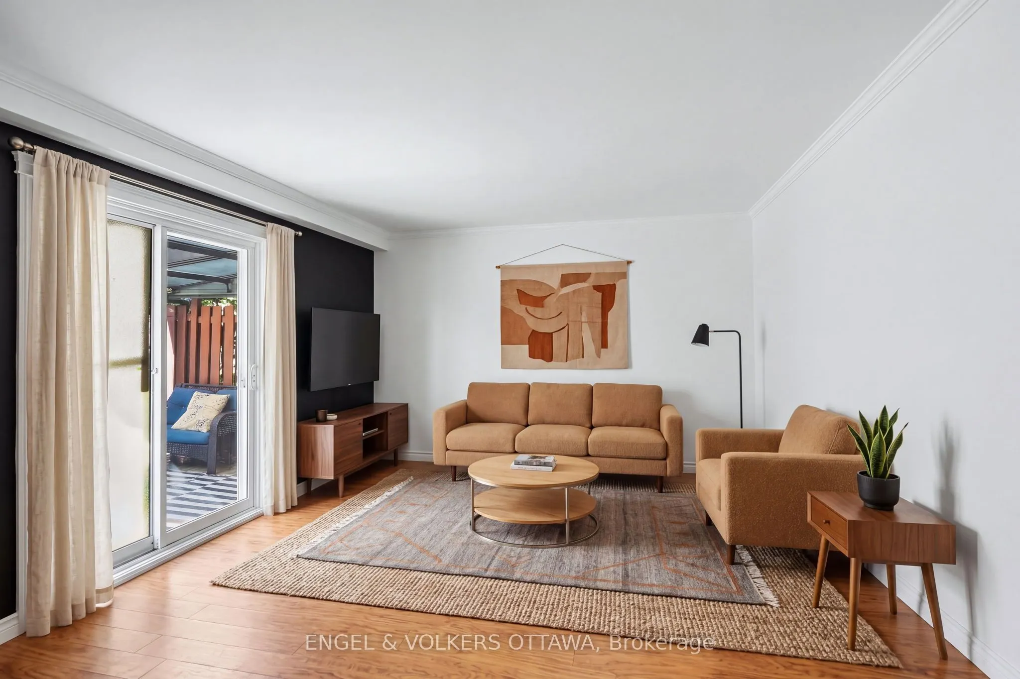 1124 Des Pommiers Street