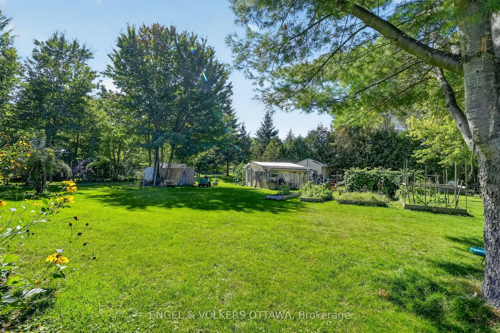1124 Des Pommiers Street