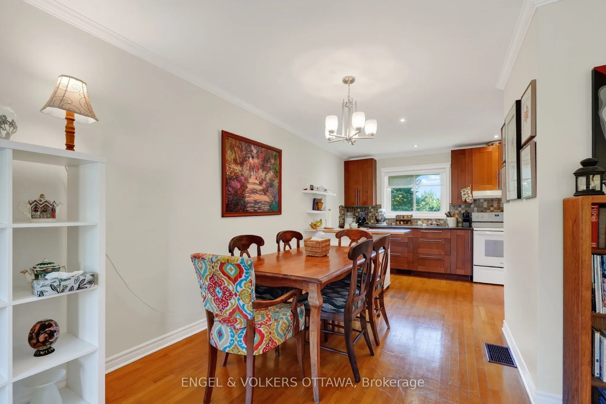 1124 Des Pommiers Street