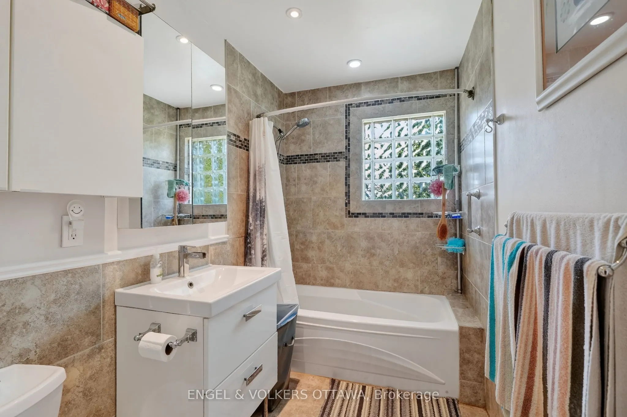 1124 Des Pommiers Street